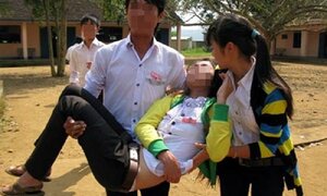 Hàng loạt vụ nữ sinh mắc 'bệnh lạ' ngất xỉu, tấn công người khác
