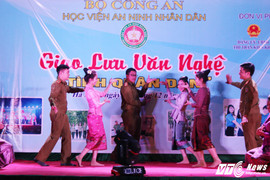 Chiến sỹ công an vượt đèo dốc trao quà cho học sinh nghèo Lạng Sơn