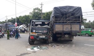 Hai xe tải tông nhau, lái xe mắc kẹt trong ca bin