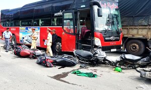 Xe khách 'lùa' hàng loạt xe máy vào gầm, 3 người nguy kịch