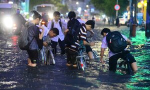 Bão số 16 cấp thảm họa sắp đổ bộ, TP.HCM cho học sinh nghỉ học từ 25/12