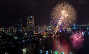Đà Nẵng bắn pháo hoa tầm cao chào mừng năm mới 2018