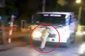 Bị dừng xe kiểm tra, tài xế xe tải lao thẳng vào cảnh sát giao thông Hà Nội