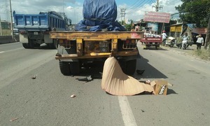 Tông xe máy vào đuôi container hỏng giữa đường, một công an chết tại chỗ