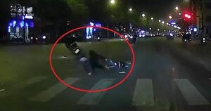 Clip: Xe máy vượt đèn đỏ phóng bạt mạng, tông văng phụ nữ sang đường