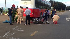 Bị xe khách cán qua người, nữ hiệu phó chết thương tâm