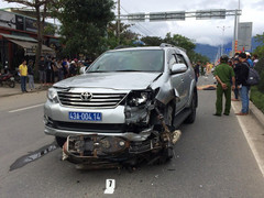 Xe máy va chạm ô tô biển xanh, 1 người chết tại chỗ