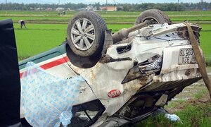 Taxi tông nát dãy cột mốc rồi lao xuống ruộng, tài xế trọng thương