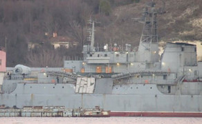 Tàu đổ bộ Nga bị tàu hàng đâm móp trên Địa Trung Hải