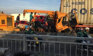 Xe cứu hộ tông đuôi container, 3 người chết trên cầu Phú Mỹ