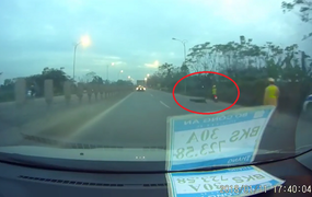 Trốn chạy CSGT, xe máy tông văng cảnh sát cơ động