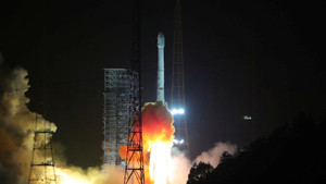 Video: Mải mê selfie, khách du lịch Trung Quốc làm sập cầu