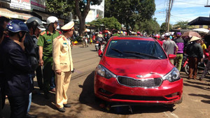 Nữ tài xế ô tô gây tai nạn liên hoàn ở chợ, 3 người thương vong