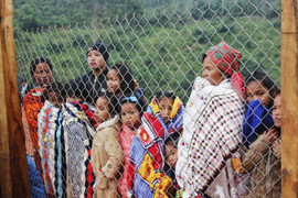 Ảnh: Người Ma Coong quấn chăn bông tránh giá rét khi ra đường