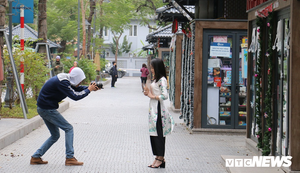 Sau khai trương rầm rộ, phố sách Hà Nội thành nơi 'check in' của giới trẻ