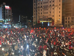 Ảnh: Dân Huế - Đà Nẵng đổ ra đường mừng chiến thắng chấn động của U23 Việt Nam