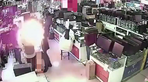 Video: Mải mê selfie, khách du lịch Trung Quốc làm sập cầu