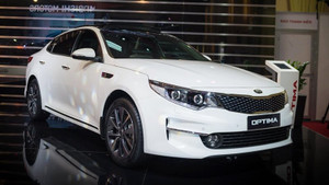 KIA Optima HLV Park Hang Seo được tặng rớt thảm ở Việt Nam, thăng hoa trên thế giới