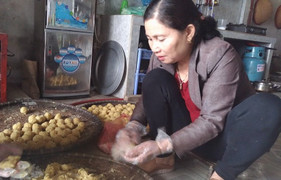 Làng Tranh Khúc tất bật bánh chưng bán Tết