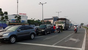 Xe tải tông liên hoàn 3 ô tô đang chờ đèn đỏ