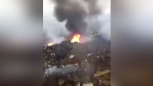 Video: Mải mê selfie, khách du lịch Trung Quốc làm sập cầu