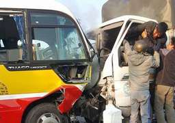 Xe tải tông xe buýt, 10 người thương vong