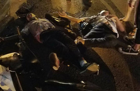 Học sinh phóng xe tốc độ cao tông vợ chồng làm nghề ve chai bất tỉnh