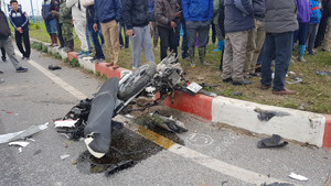 Bị xe tải tông chết khi đang dừng xe nghe điện thoại bên đường