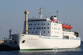 Đến Hàn Quốc, đoàn nghệ thuật Triều Tiên ở trên tàu, không ăn đồ Mỹ