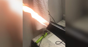 Video: Máy sấy Trung Quốc phun ra lửa, suýt đốt trụi đầu khách hàng