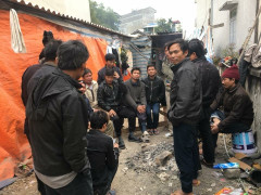 Chủ thầu bỏ trốn, 37 công nhân nghèo không có tiền về quê ăn Tết