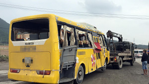 Lật xe chở khách về quê ăn Tết, 16 người thương vong: Thứ trưởng GTVT đến hiện trường