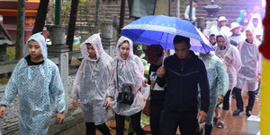 Hàng vạn du khách vất vả đội mưa dự lễ khai hội chùa Hương 2018