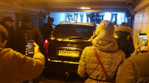 Video: Cá cược với bạn, tài xế Nga lao xe vào hầm đi bộ gây hoảng loạn