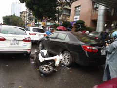 Tài xế say xỉn tông hàng loạt phương tiện trên phố Hà Nội