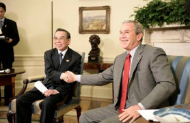 Cụ bà nghẹn ngào mang ảnh chụp cùng nguyên Thủ tướng Phan Văn Khải đến viếng