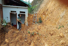 Xây móng nhà, 3 người bị khối đất lớn đè thương vong