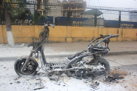 Xe máy bốc cháy ngùn ngụt, người đàn ông vẫn liều mình mở cốp lấy đồ