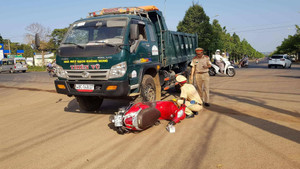 Xe tải va chạm xe máy, một người đàn ông nguy kịch