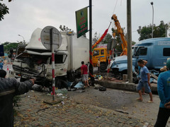 Hai xe ô tô nát đầu sau tiếng nổ lớn trên quốc lộ 1A