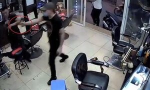 Mâu thuẫn tình cảm, nam thanh niên nổ súng đe dọa chủ tiệm cắt tóc