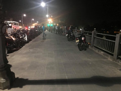 Bố chồng đuổi theo ngăn con dâu nhảy cầu tự tử bất thành