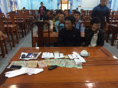 Bắt quả tang 5 phụ nữ chơi xóc đĩa ăn tiền ở Huế