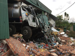 Xe bồn chở xăng dầu tông sập nhà dân, 2 người nhập viện trong đêm