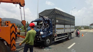 Ô tô mất phanh húc đuôi xe tải, tài xế chết kẹt trong cabin