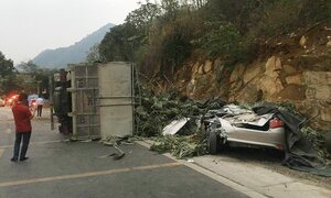 Xe tải lật nghiêng đè nát ô tô con ở Hoà Bình