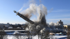 Video: Tháp truyền hình cao 200 m bị giật sập trong tích tắc