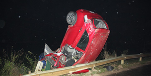 Ô tô đâm vào thanh chắn 'chổng vó' lên trời, tài xế thiệt mạng