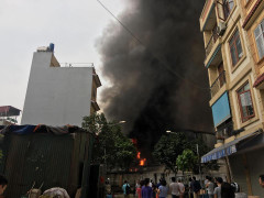 Khu chợ ở Hà Nội đang bốc cháy ngùn ngụt, khói đen cuồn cuộn ngút trời