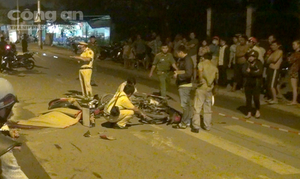 Xe máy đối đầu ở khúc cua, 2 người thương vong